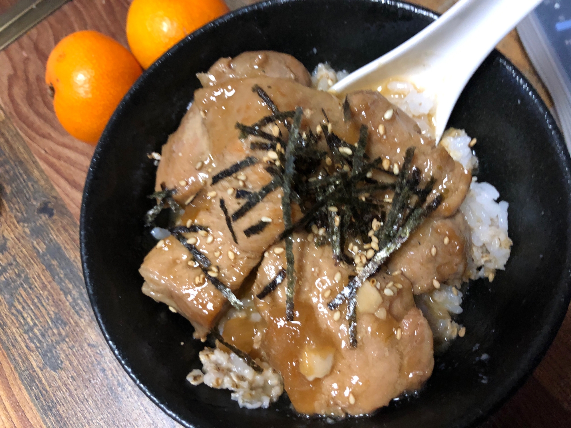 ダッチオーブンで簡単！煮込み豚＆鶏のぶっかけ丼