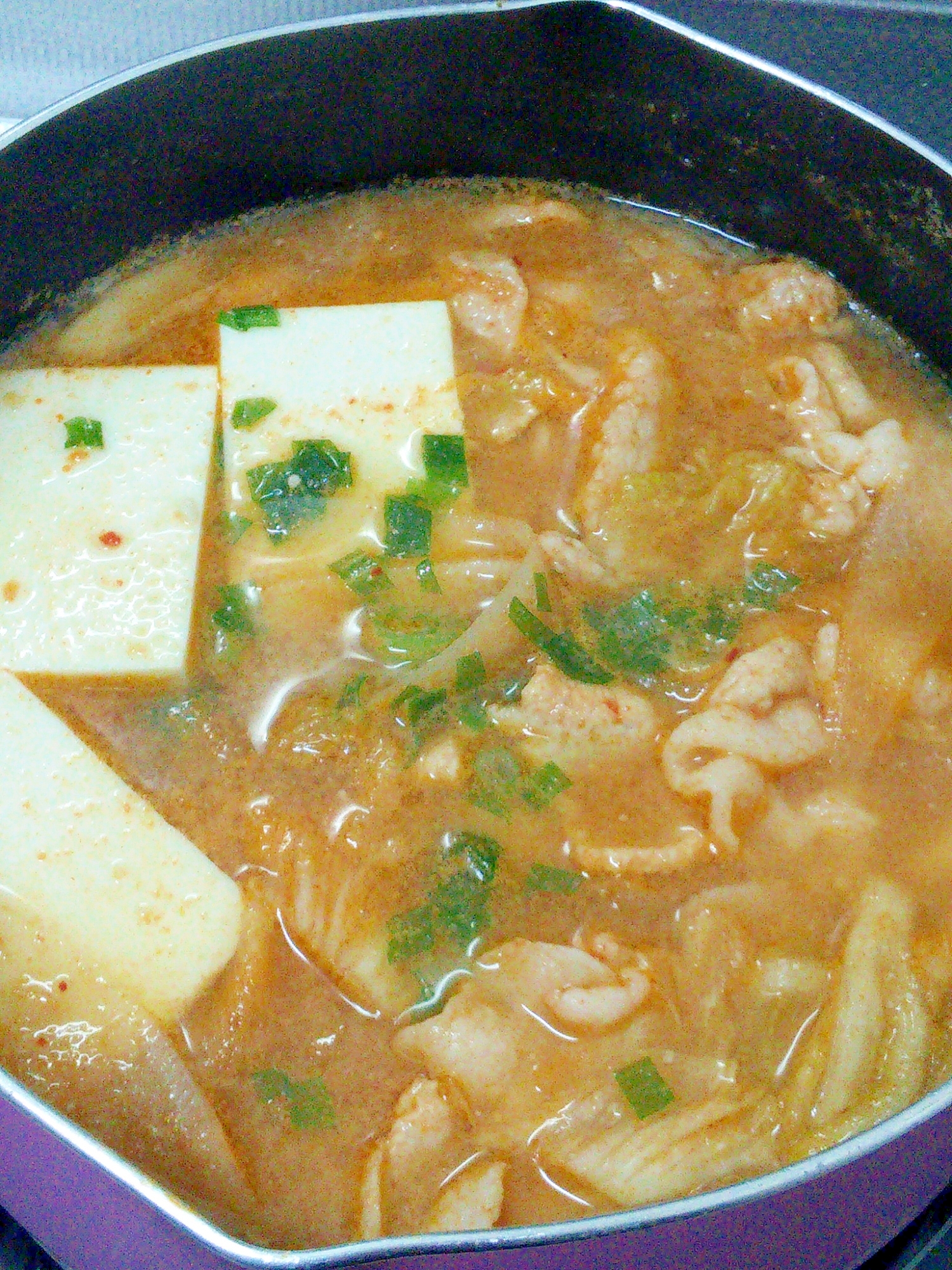 簡単★ピーラー大根と豚肉と豆腐の味噌キムチ鍋