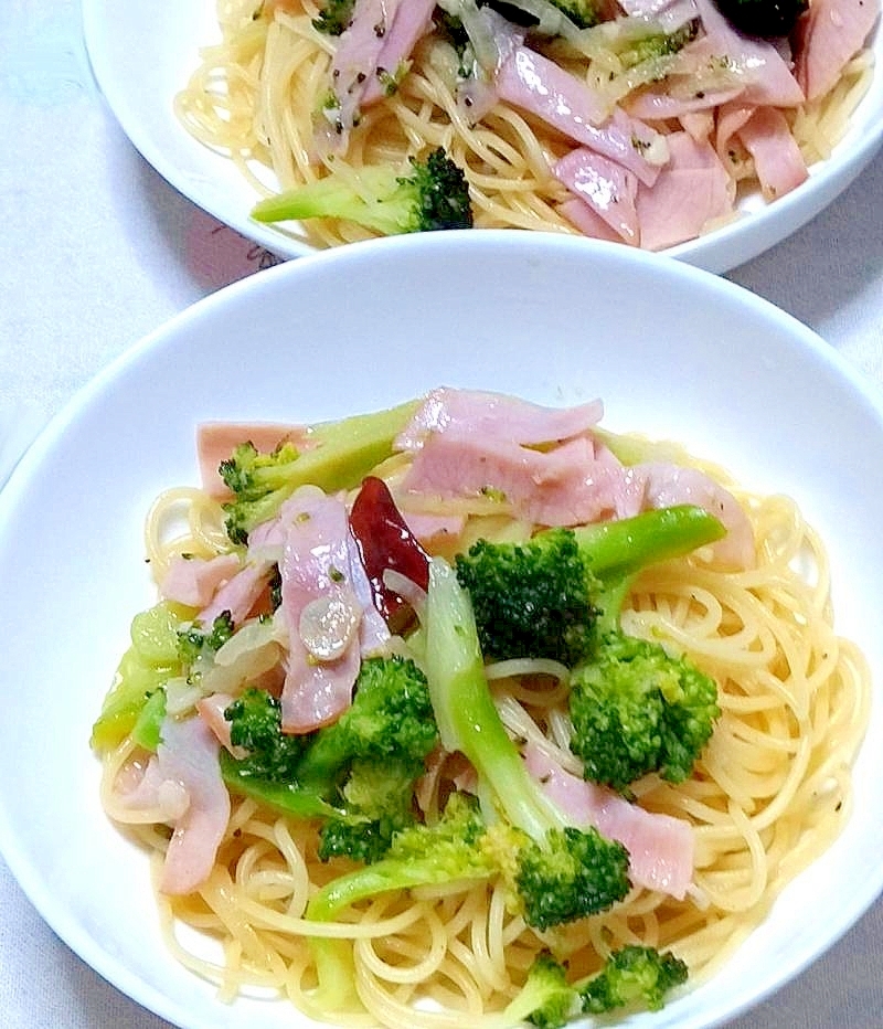 ブロッコリーとハムのペペロンチーノ風パスタ