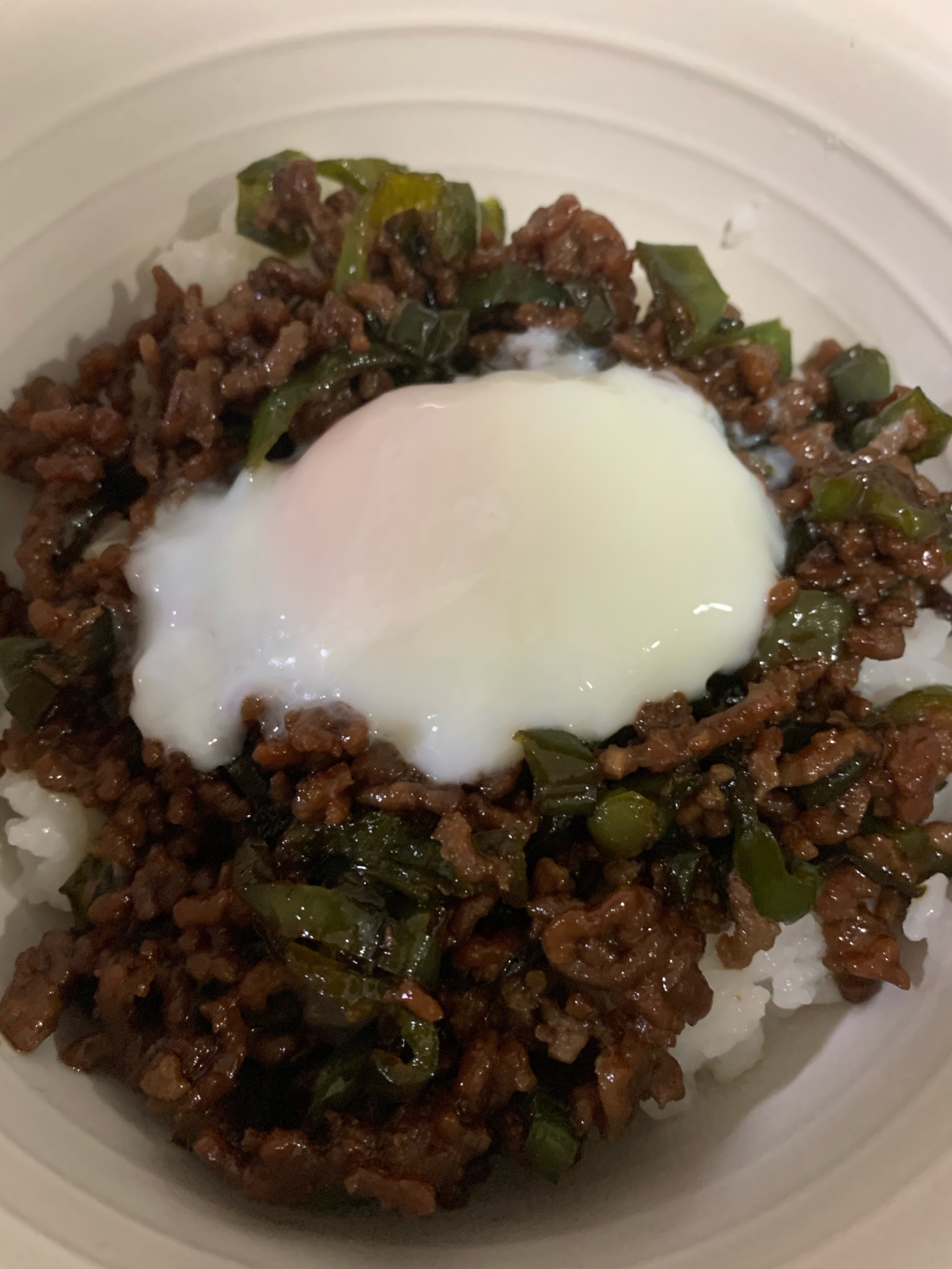 ピーマンとひき肉の甘辛温玉丼