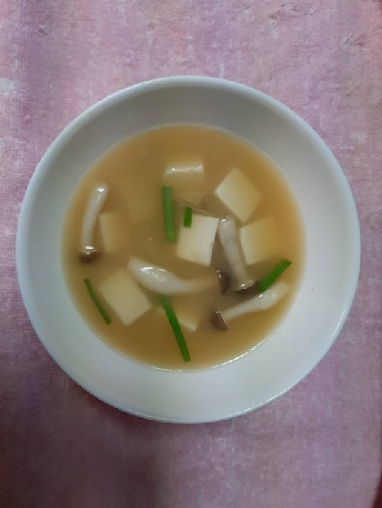 豆腐と舞茸とわかめの味噌汁