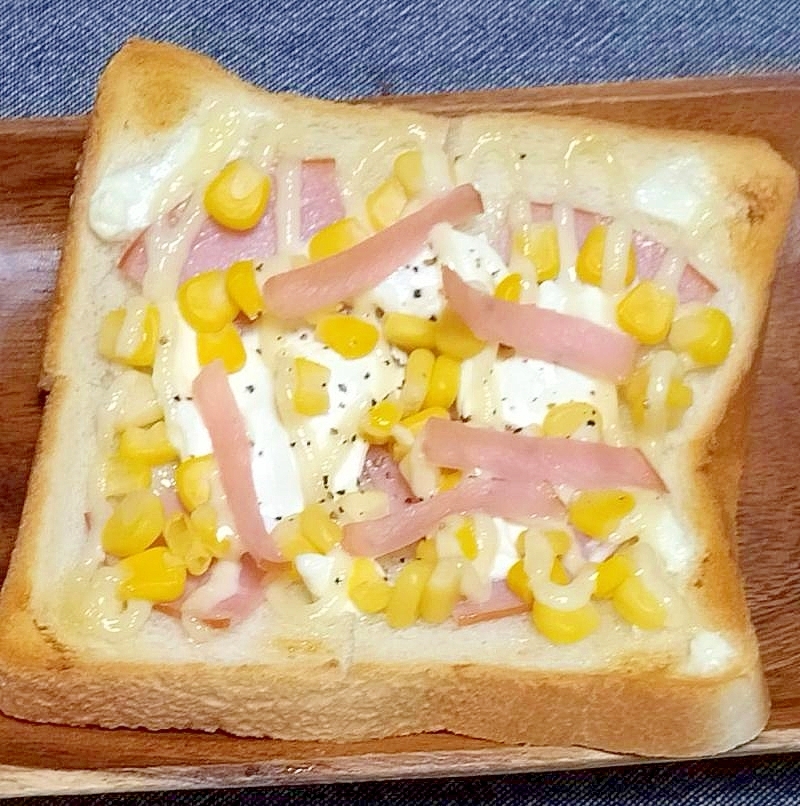 クリームチーズとハムとコーンのトースト