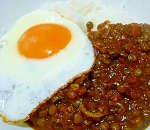 鶏肉と豆と野菜のカレー　目玉焼きのっけ