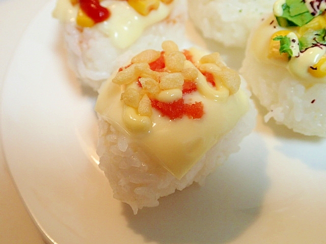 オーブンで　チーズと明太子と天かすの焼きおにぎり