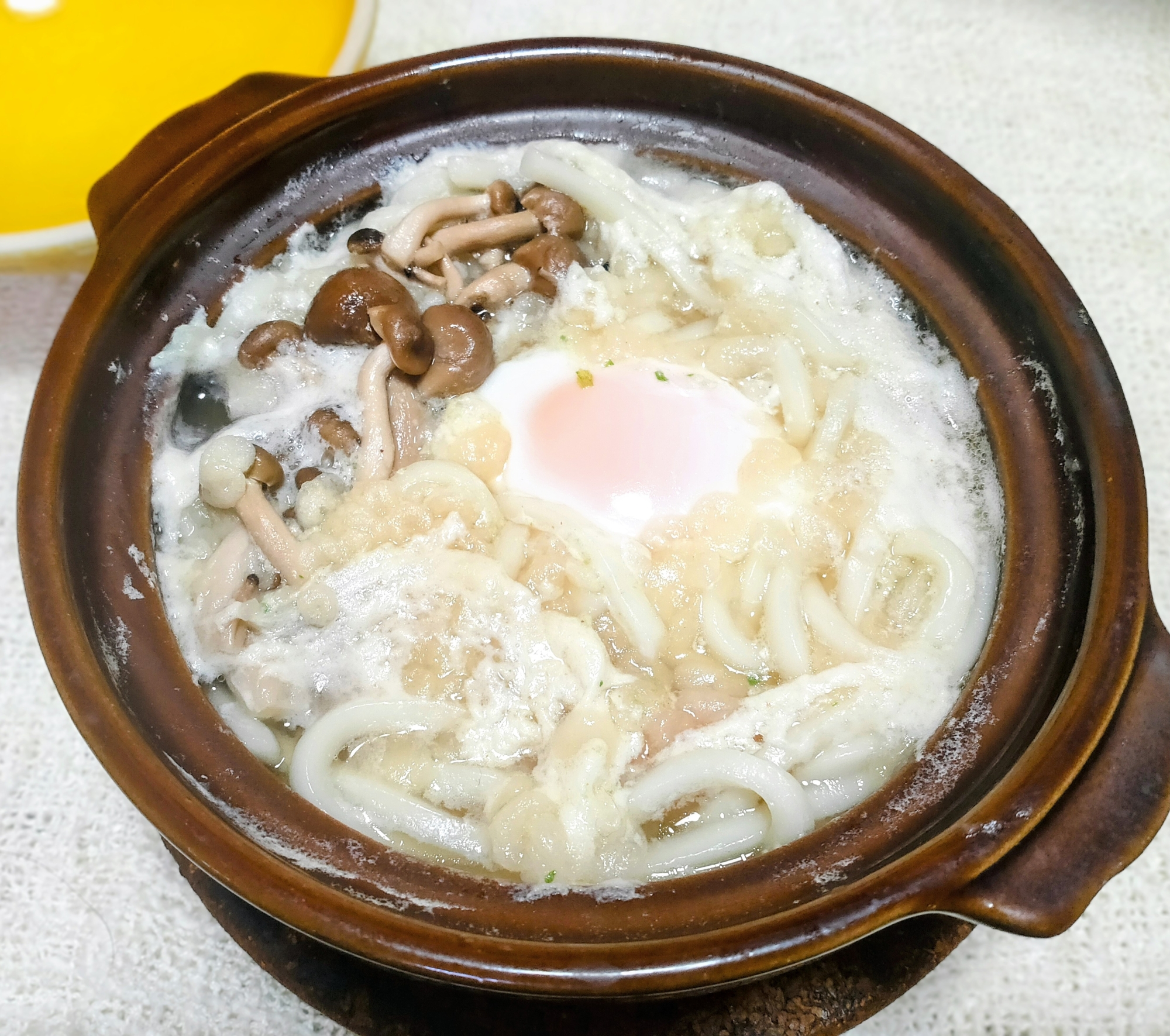 しめじの鍋焼きうどん