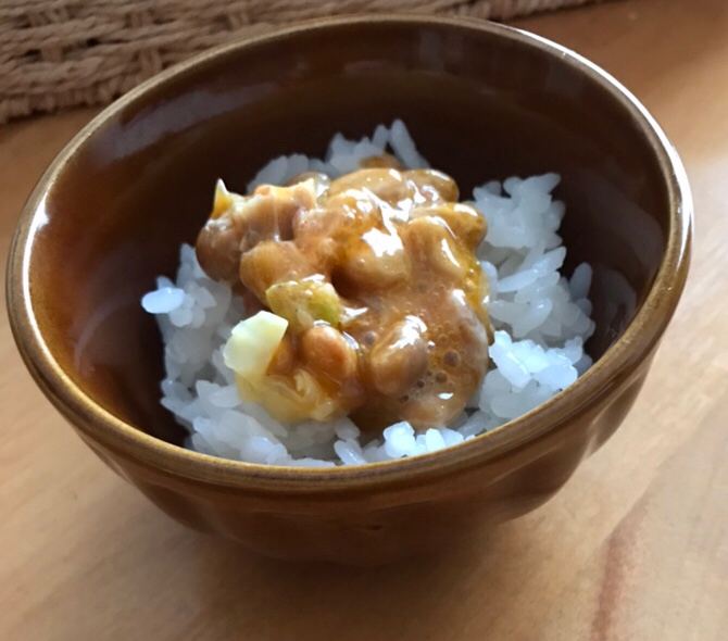 キャベツと卵黄納豆和えごはん