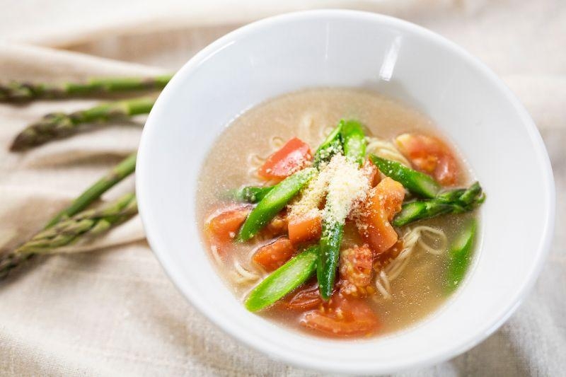 夏にオススメ!トマトとアスパラの塩ラーメン