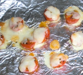 ミニトマトで作りました！！焼くと甘くて凄く美味しいですね♥トマトとチーズ相性抜群ですね★また、作ります！！