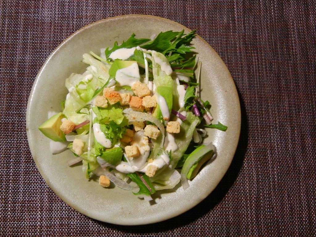 アボカドと水菜とレタスのシーザーサラダ