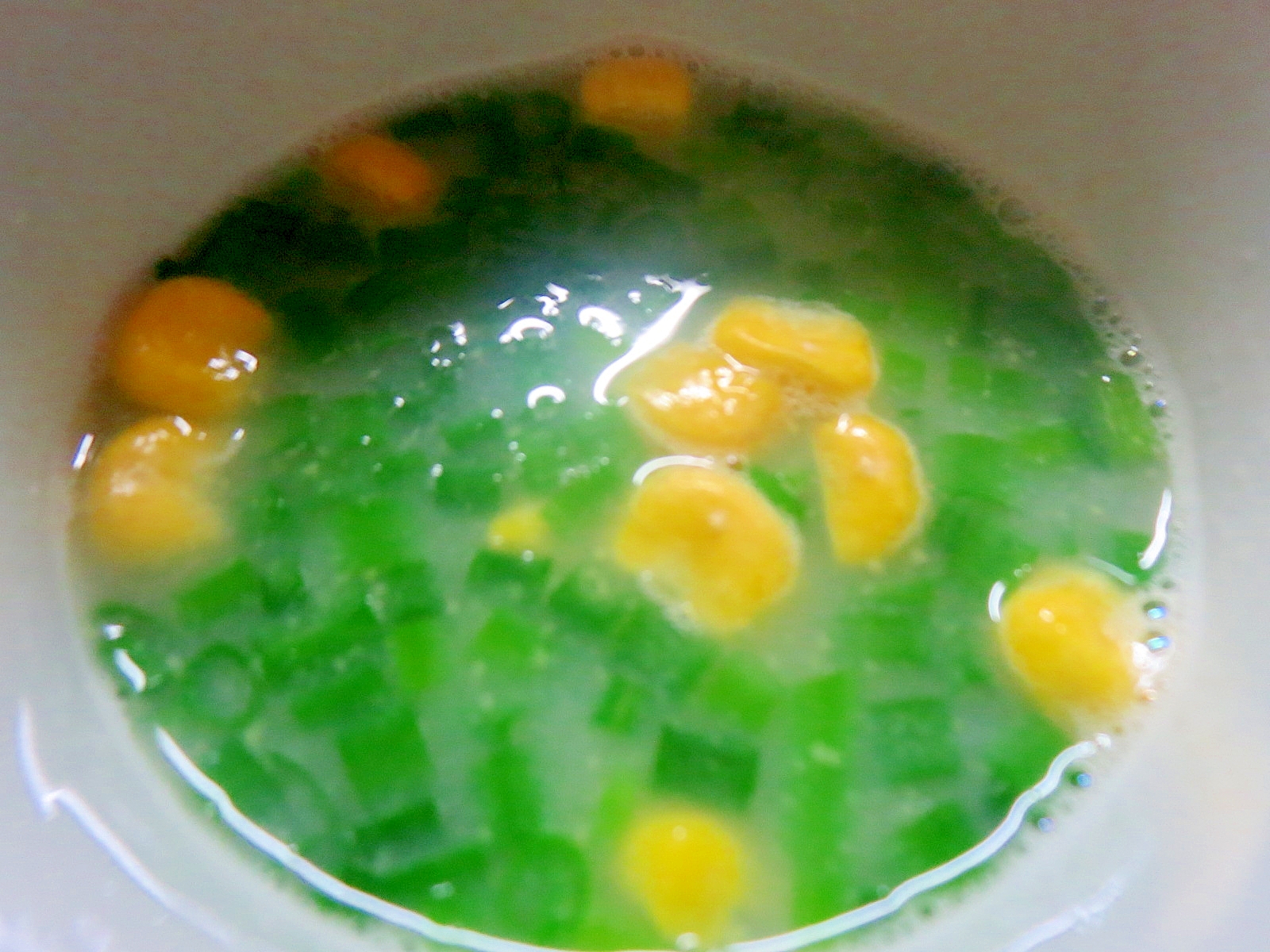 熱湯でネギ入りコーンスープ