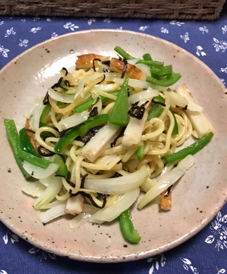 新たまねぎとちくわ、ピーマンの塩昆布焼きそば