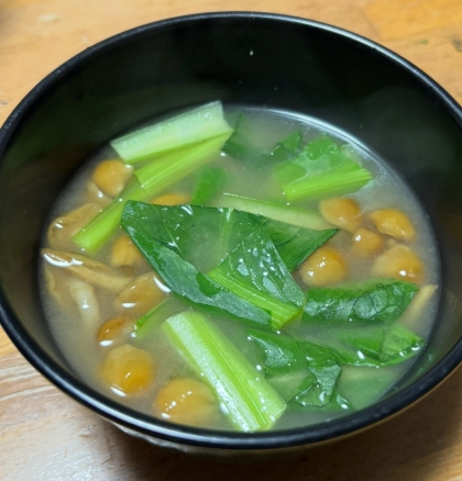 小松菜となめこの味噌汁