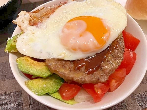 市販のハンバーガーからパティを抜いてロコモコ丼