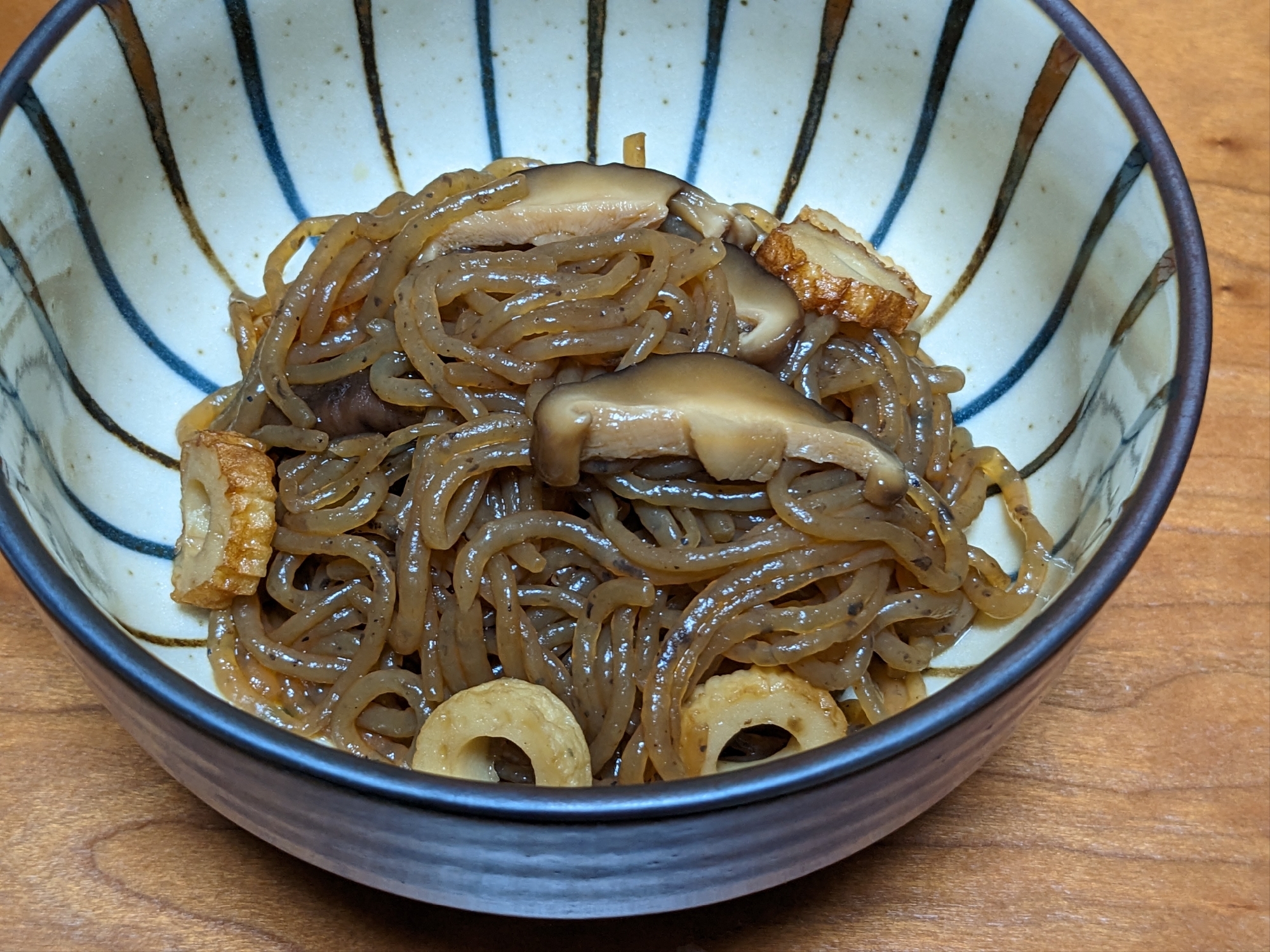 糸こんにゃくと椎茸の煮物