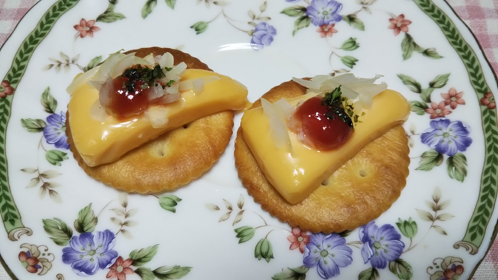 チェダーチーズと玉ねぎのせクラッカーのトースト☆