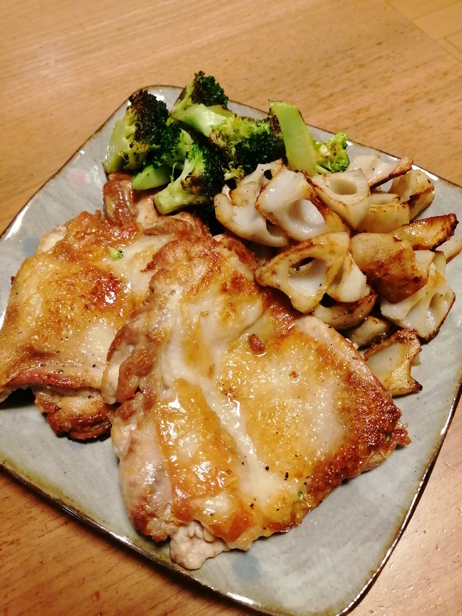 鳥モモ肉とホクホクれんこんのオリーブ焼き