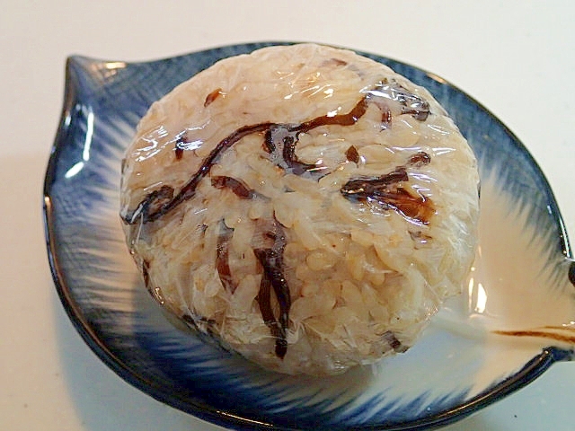 さつま芋入り　昆布の佃煮とすり胡麻のおにぎり