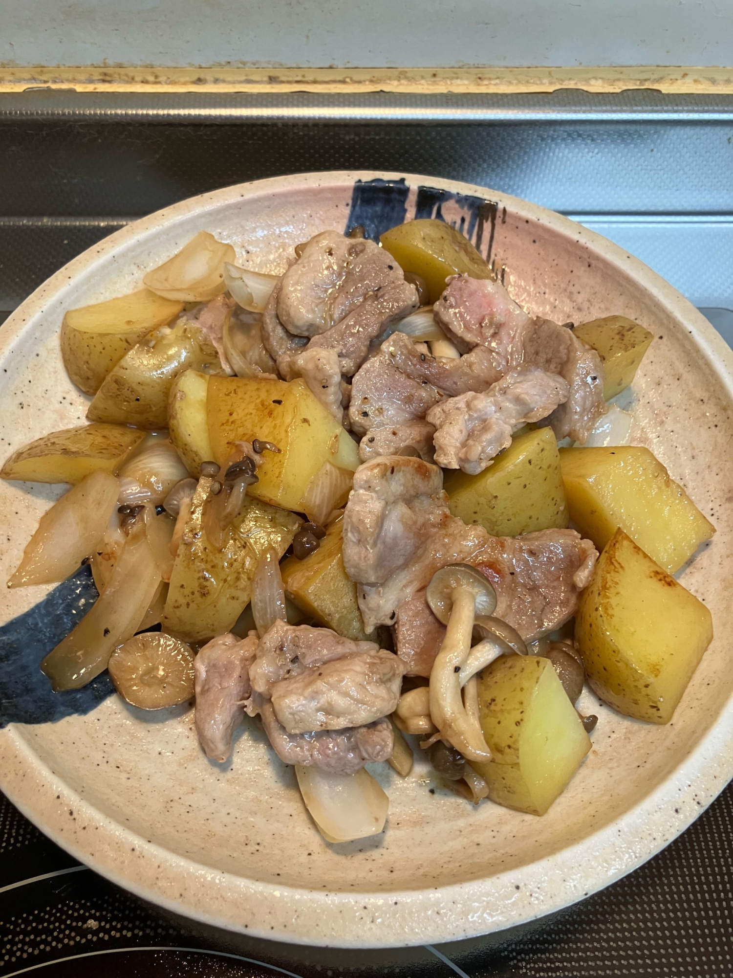豚肉とジャガイモと玉ねぎとしめじのバター醤油炒め♪