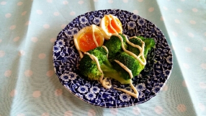 半熟卵とブロッコリーの簡単サラダ