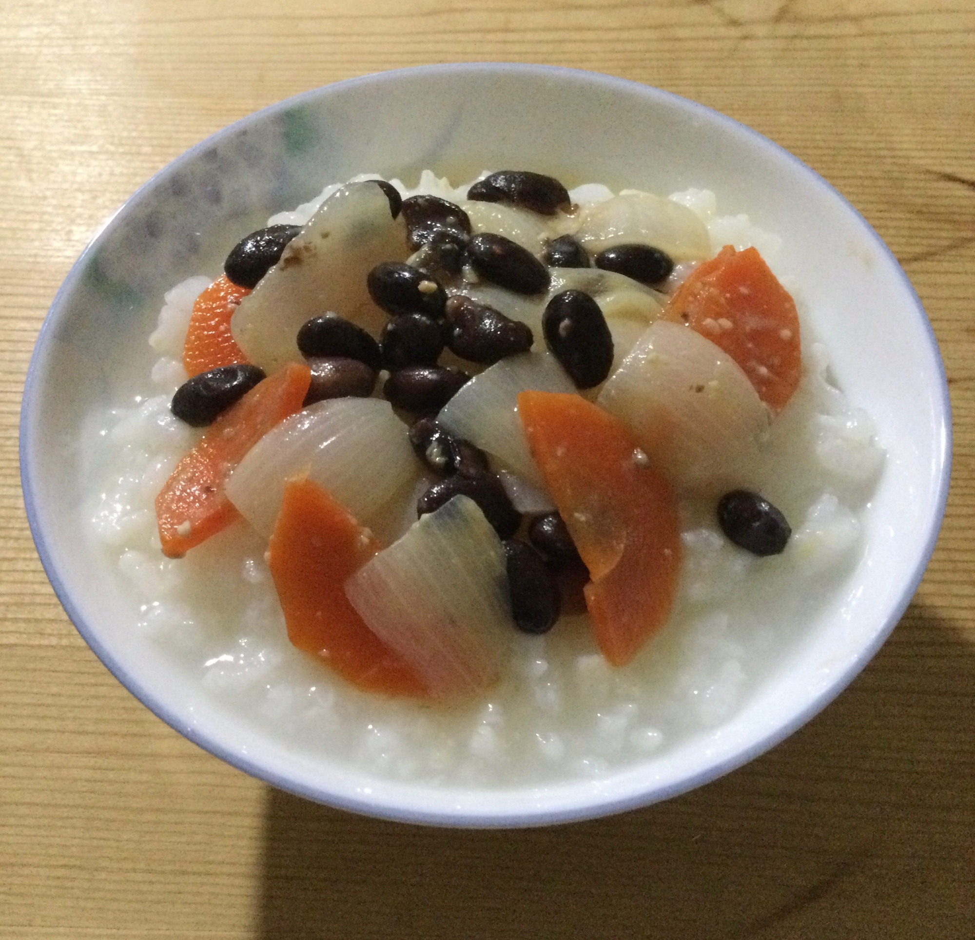 人参玉ねぎ納豆の味噌煮乗せお粥♪(˶• ֊ •˶)