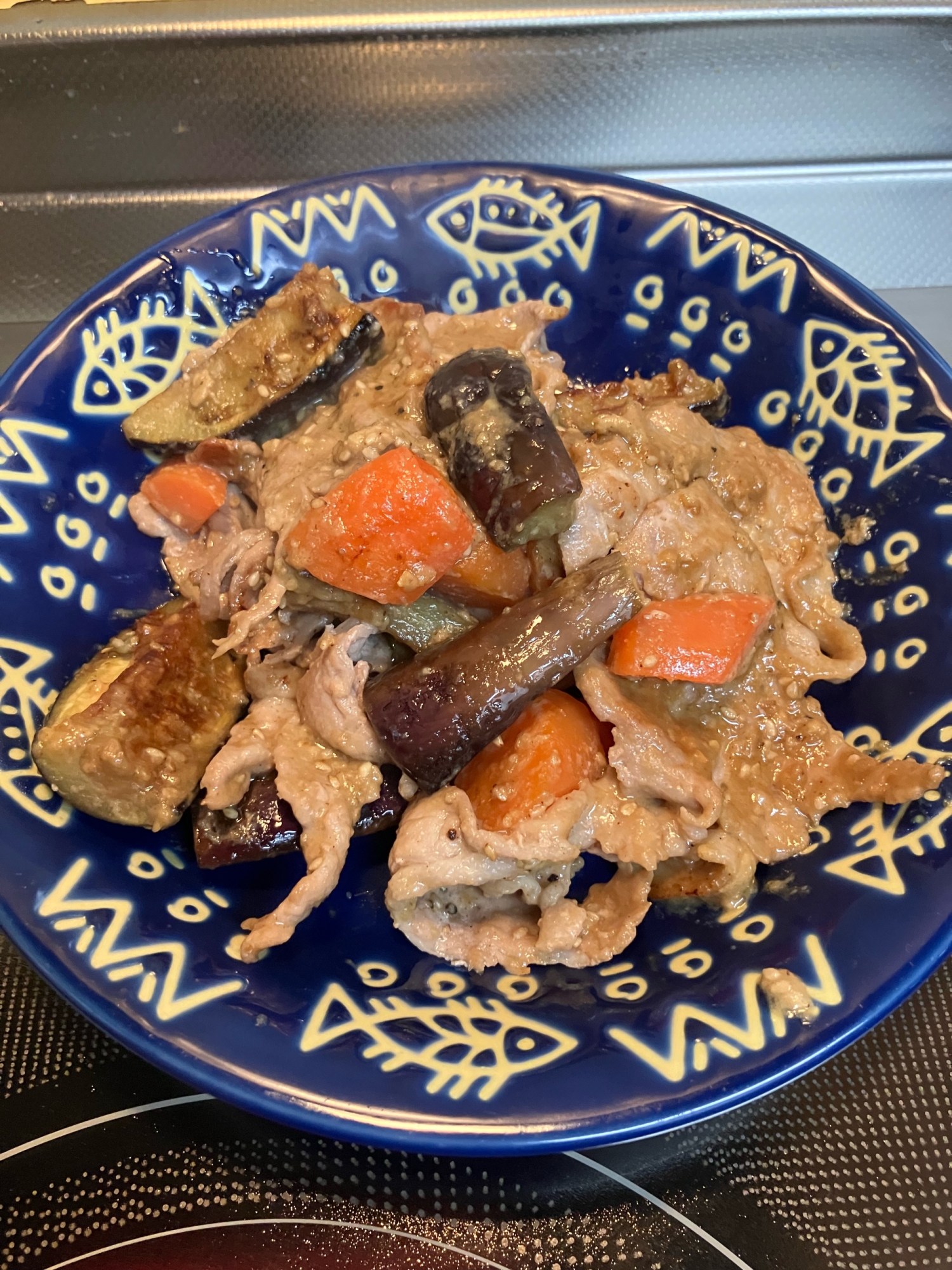 豚肉とナスと人参のごま味噌炒め^_^
