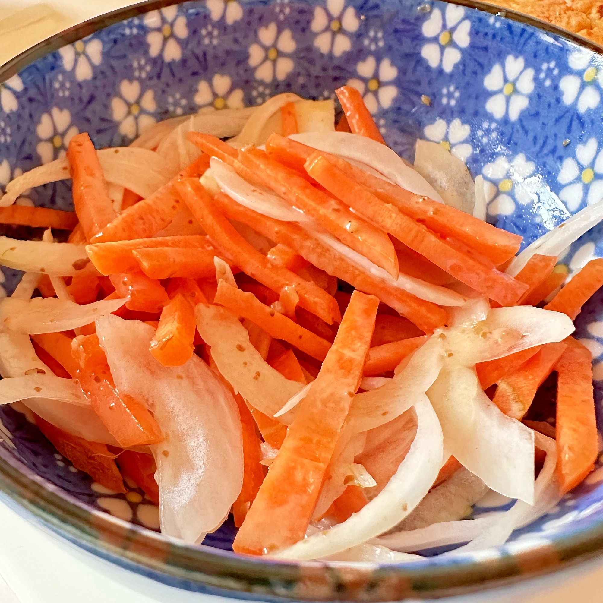 新玉ねぎとにんじんのわさびごま和え