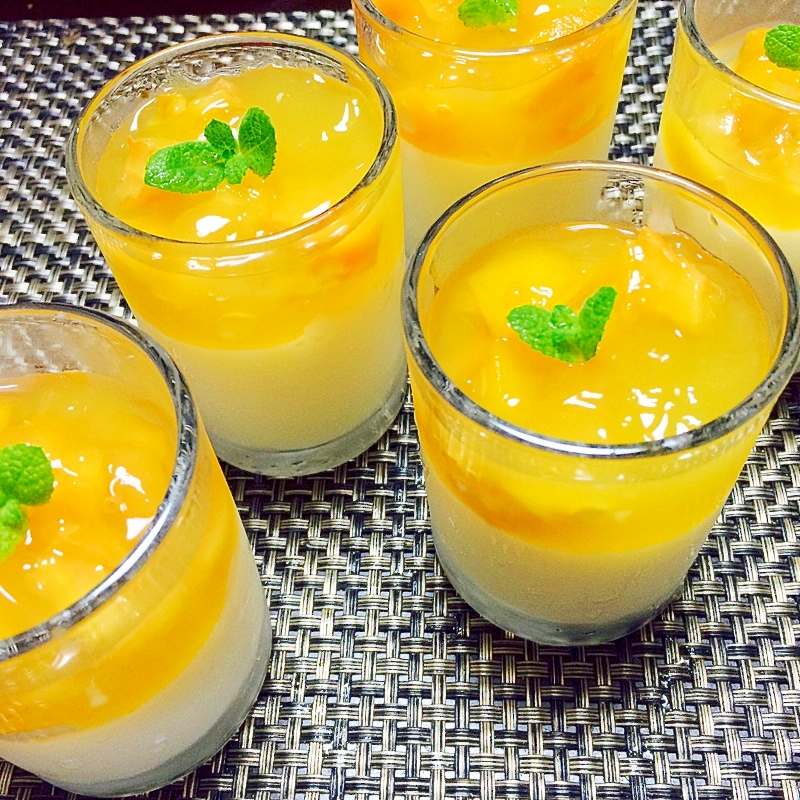 ガラスの器に入ったびわ杏仁豆腐