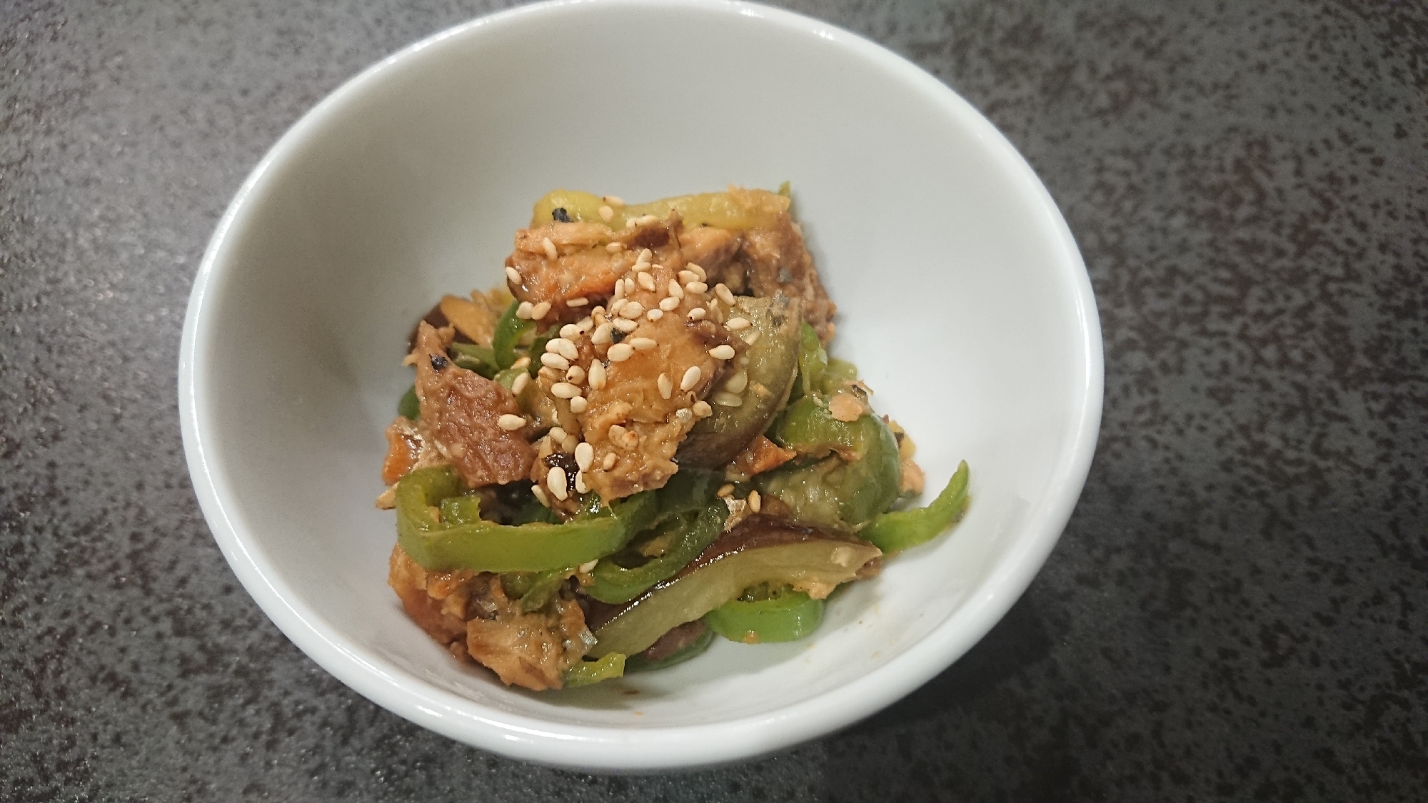 簡単！ピーマンと茄子のサバみそ缶炒め！