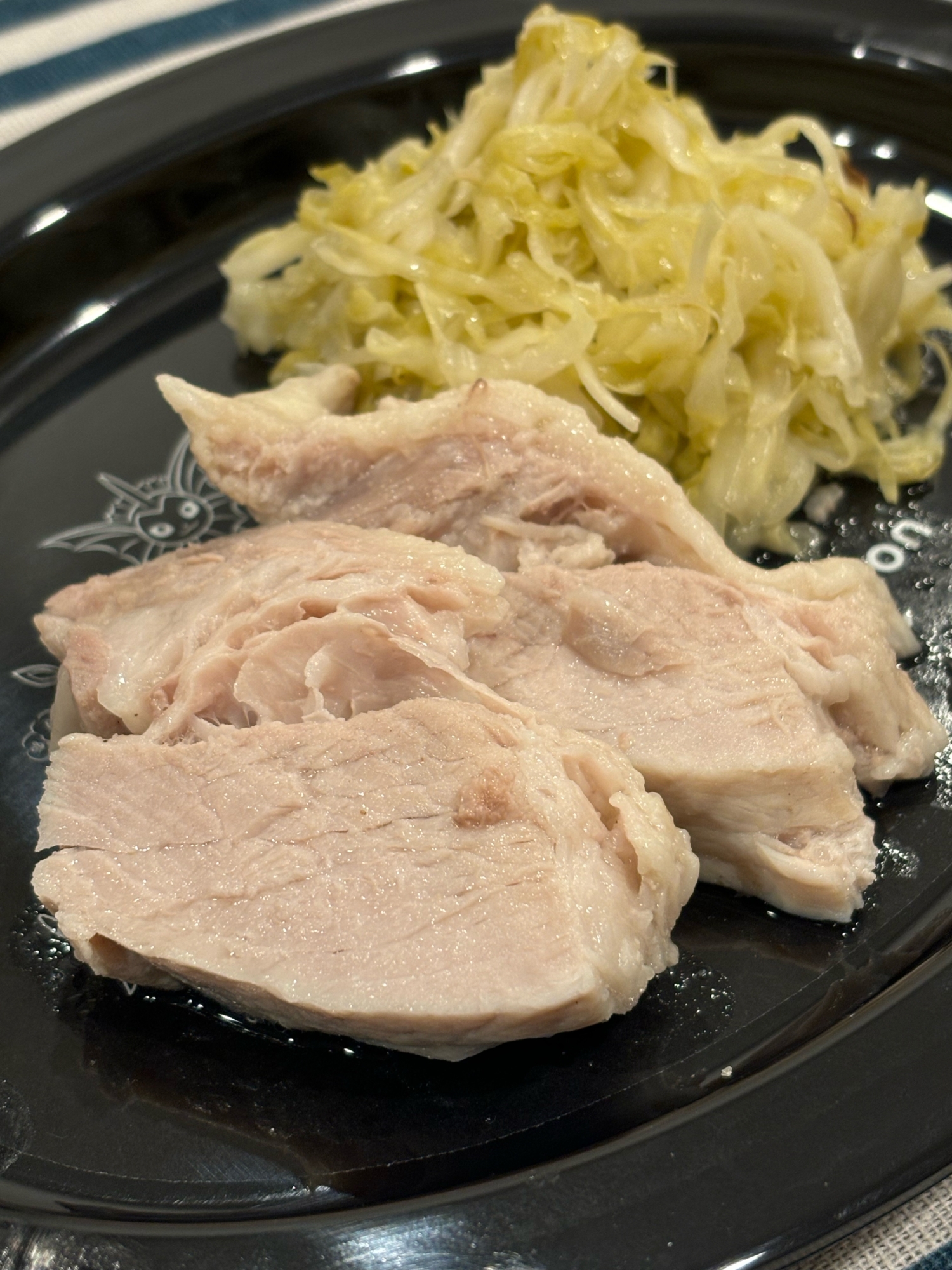 アイスバイン（塩漬け豚肉の煮込み）