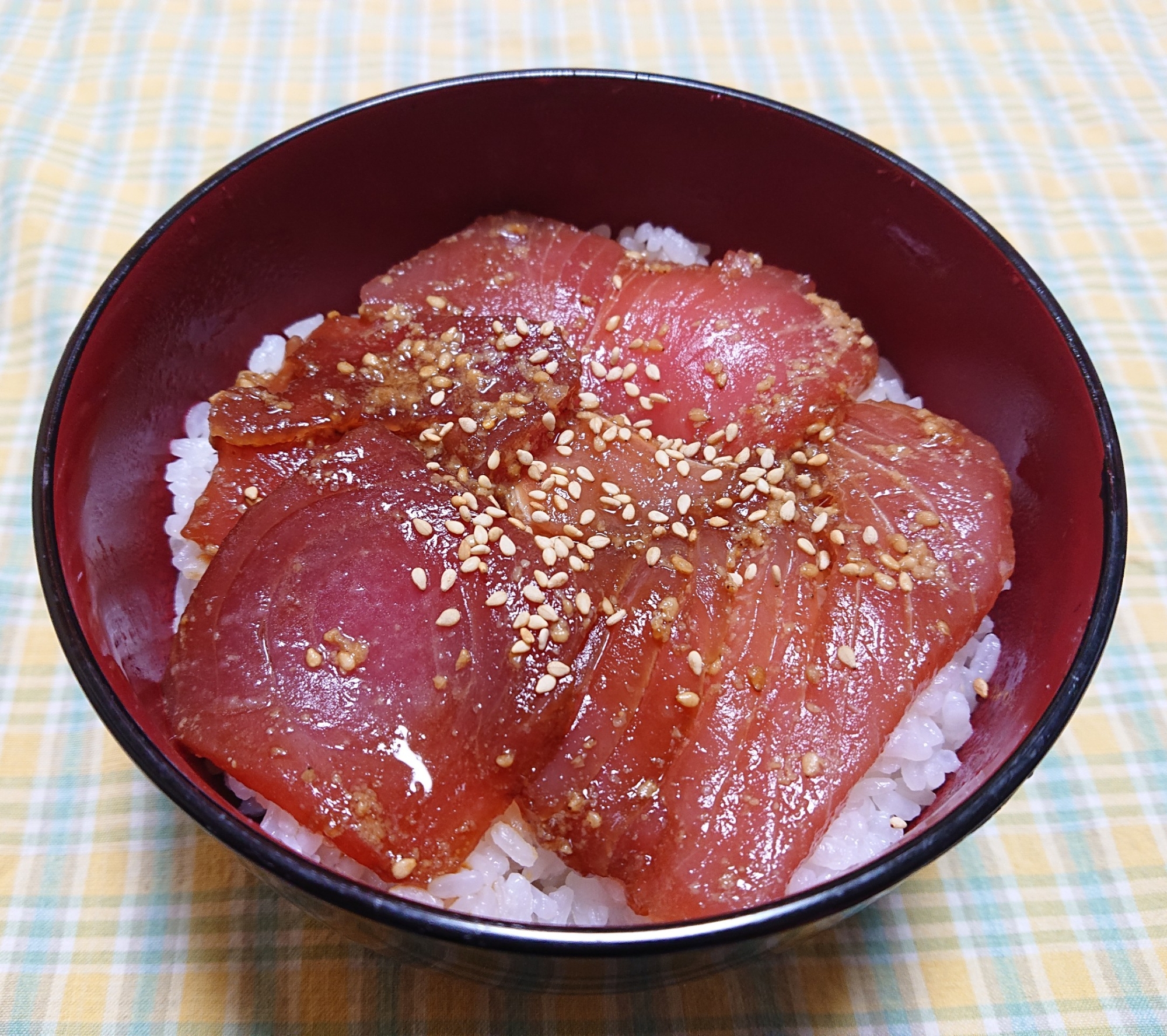 キハダマグロのゴマ漬け丼