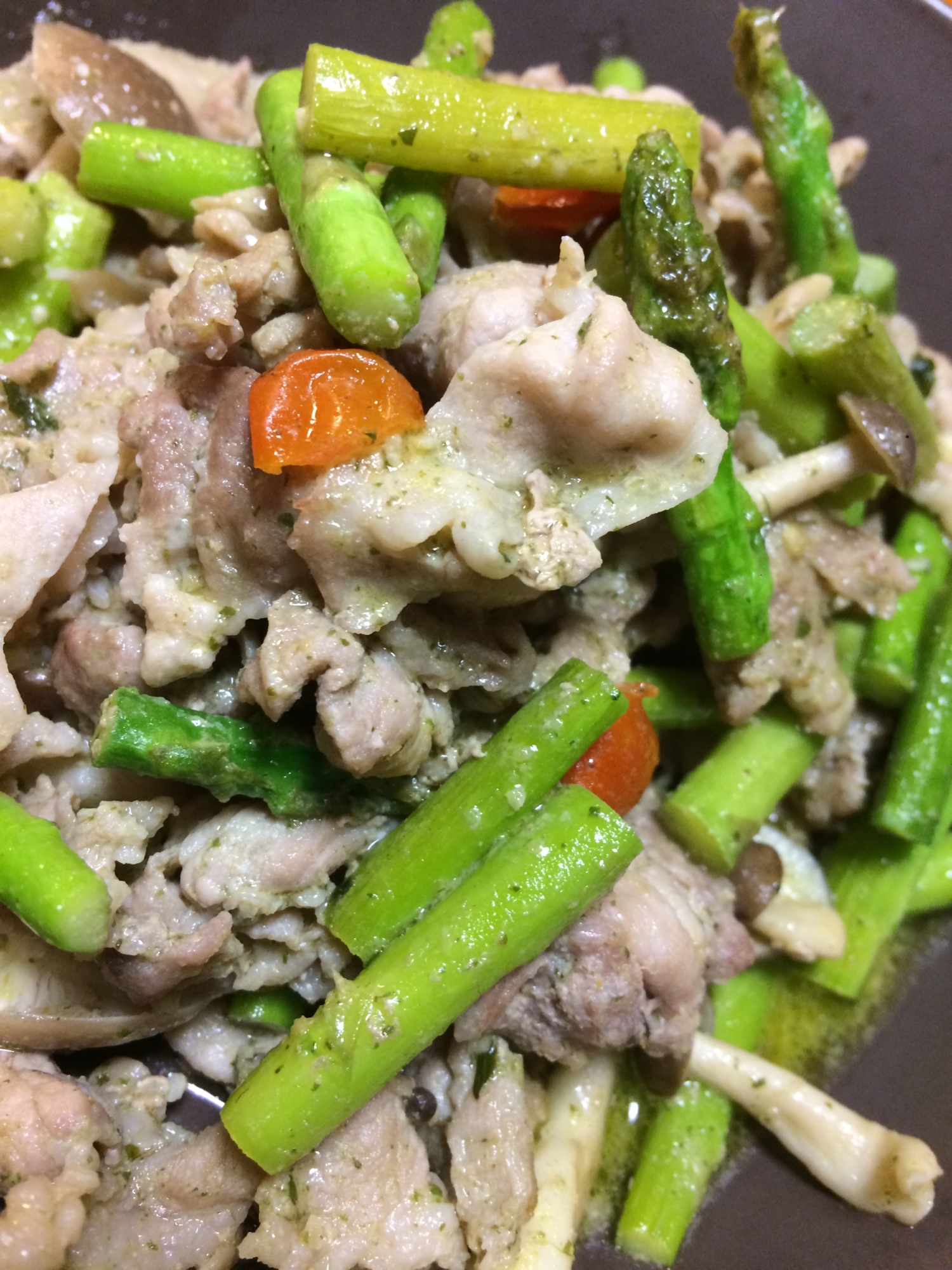 簡単♪ 豚肉とアスパラのバジルソース炒め