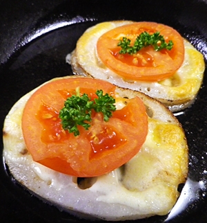 グリルパンで簡単、鯖蓮根サンドトマトチーズのせ