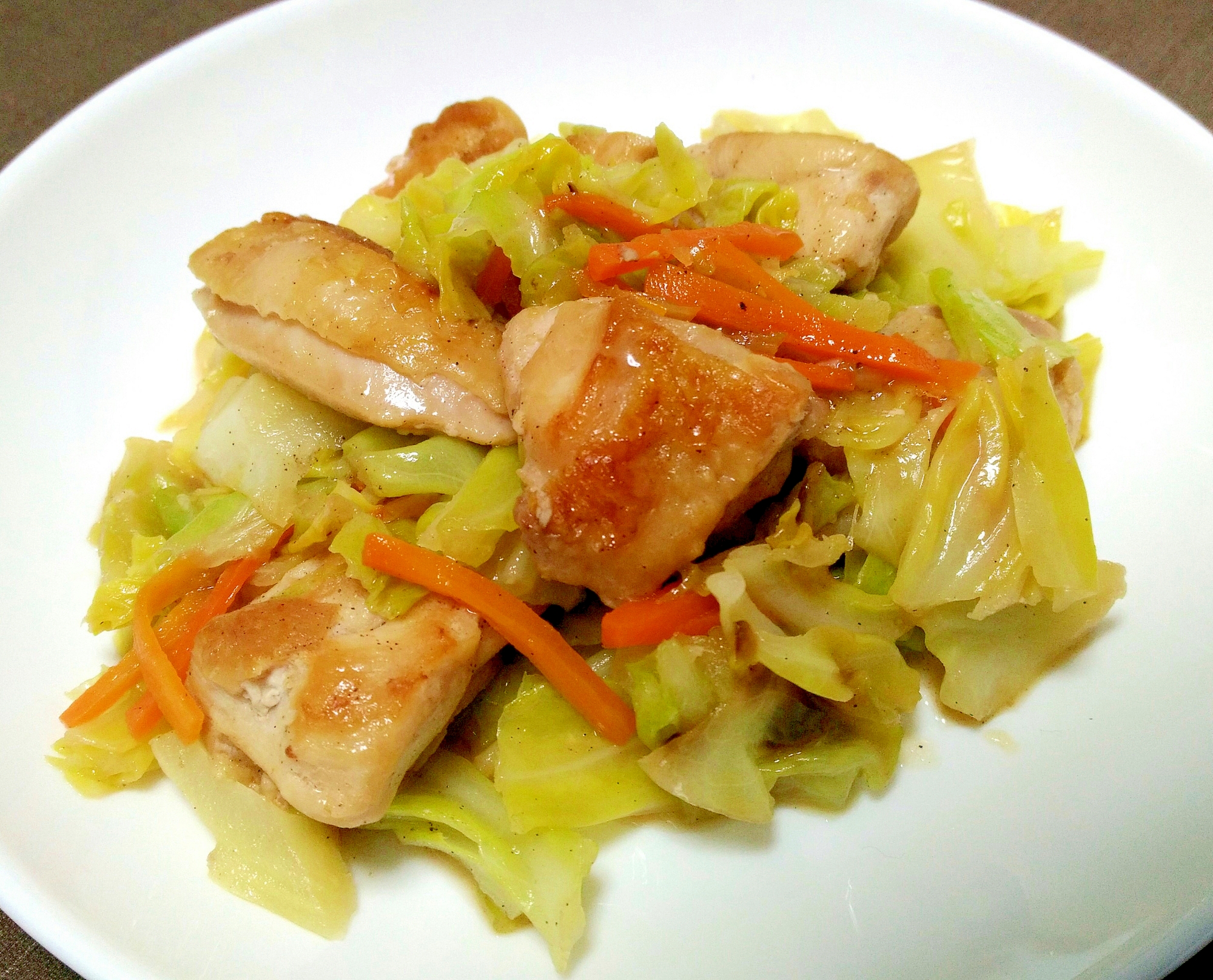 ご飯がすすむ☆鶏肉とキャベツのガリバタ炒め