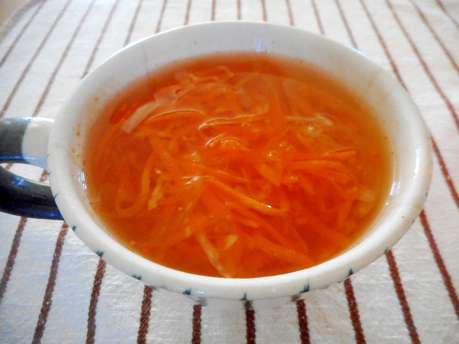 千切り人参と玉ねぎの生姜スープ