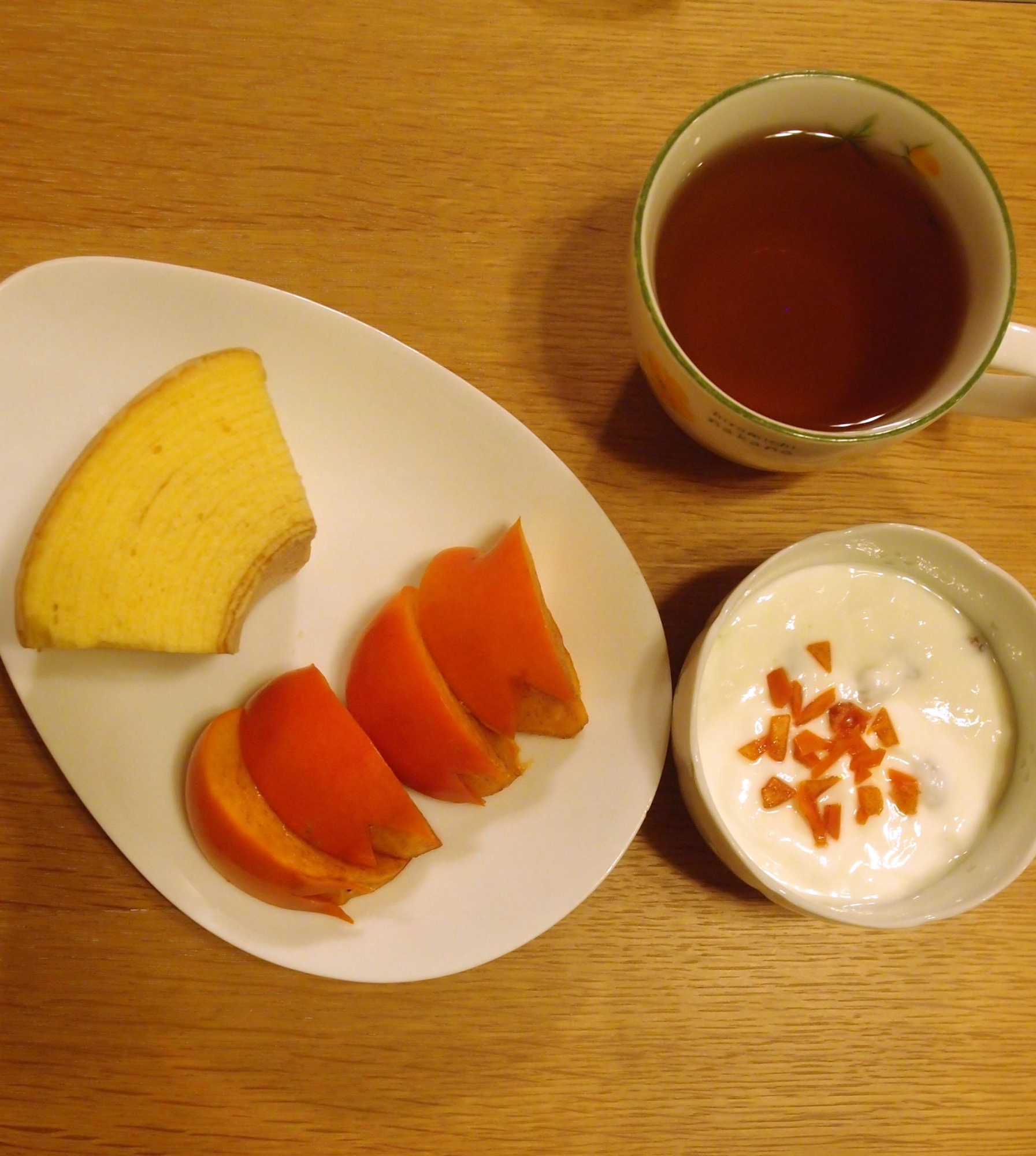 バームクーヘンと紅茶と柿とヨーグルトの朝食セット