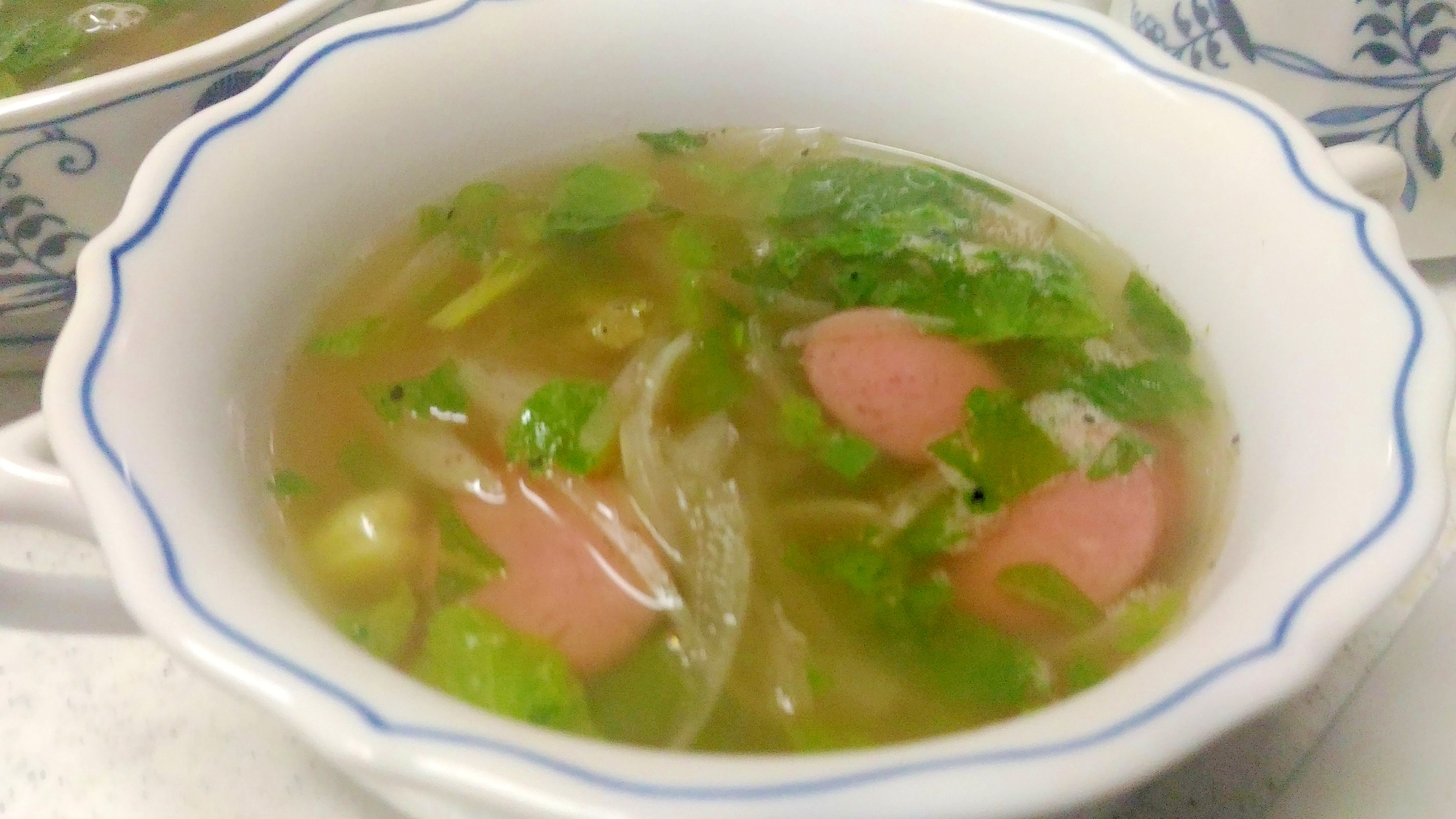 セロリ葉　玉葱、ウインナーのスープ