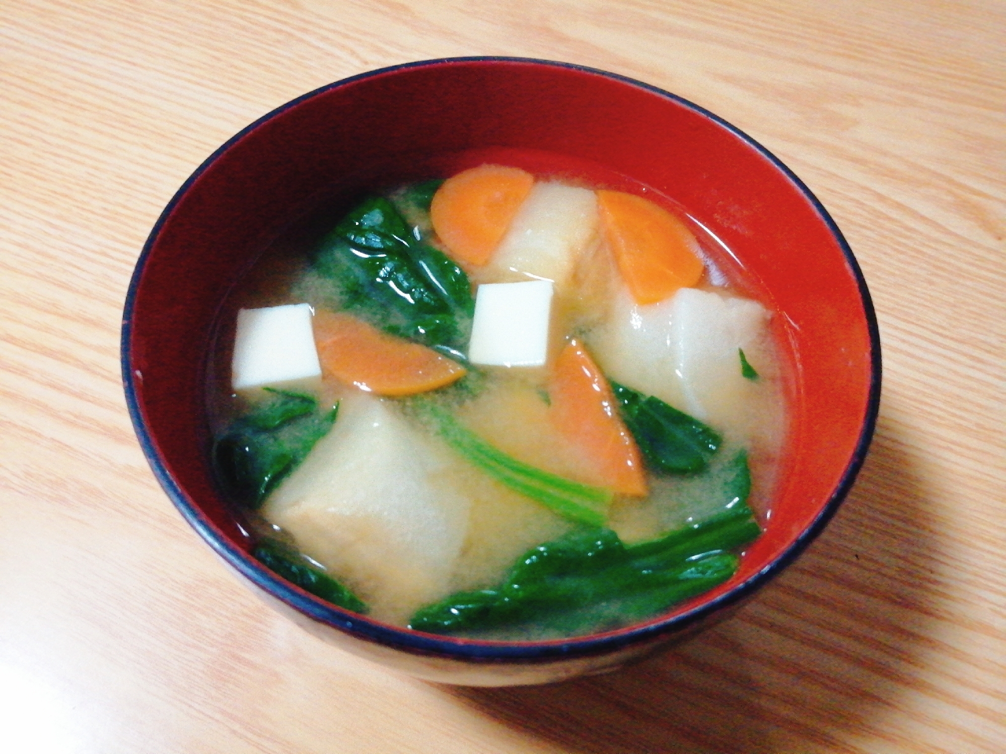 豆腐と人参とほうれん草と麩の味噌汁