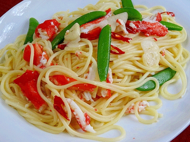 白い皿に盛り付けたタラバガニのペペロンチーノ