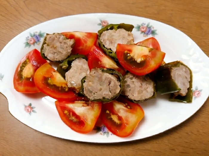 トマトとピーマン肉詰め焼き肉のたれ炒め