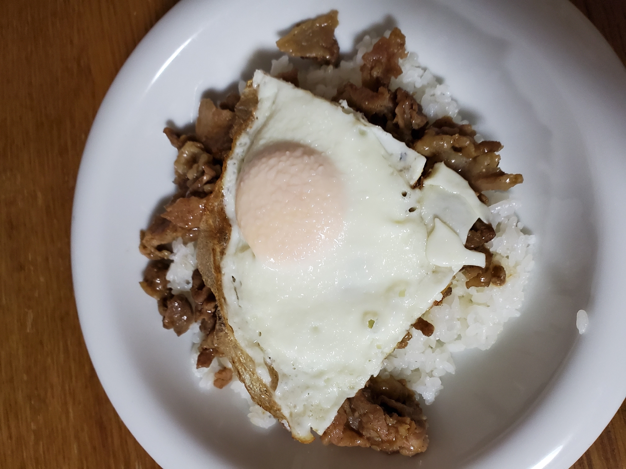 牛肉と目玉焼き乗せご飯