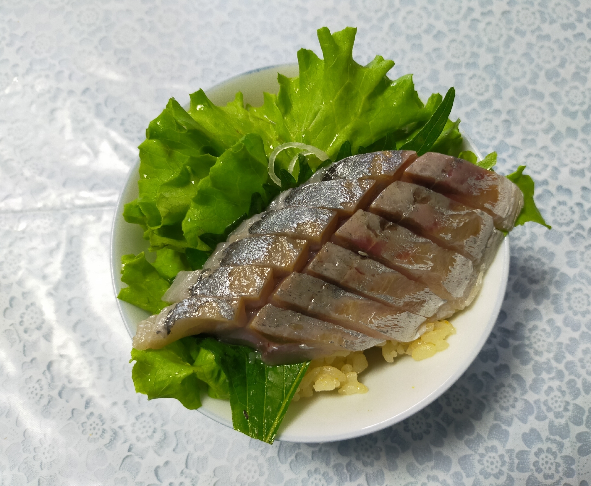 美味しいですね～Ψ( 'ч' ☆)刺身を乗せ海鮮丼