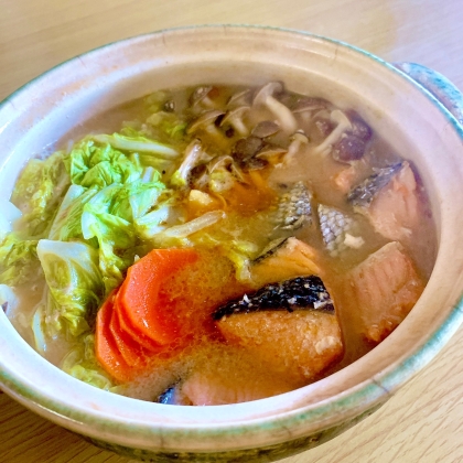 生姜が香る♪土鍋で簡単一人鍋♪鮭と白菜と長ネギの鍋