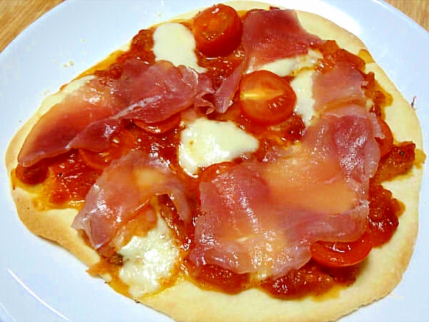 トマトソースたっぷりマルゲリータ風ピザ