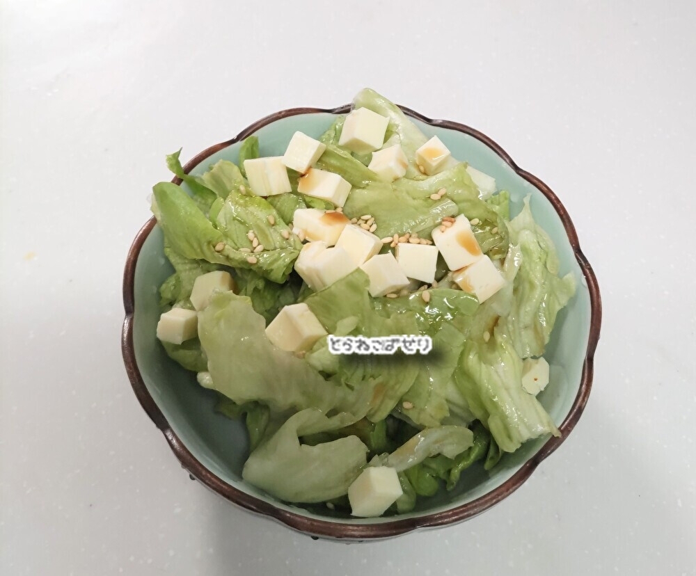 レタスとチーズのサラダ