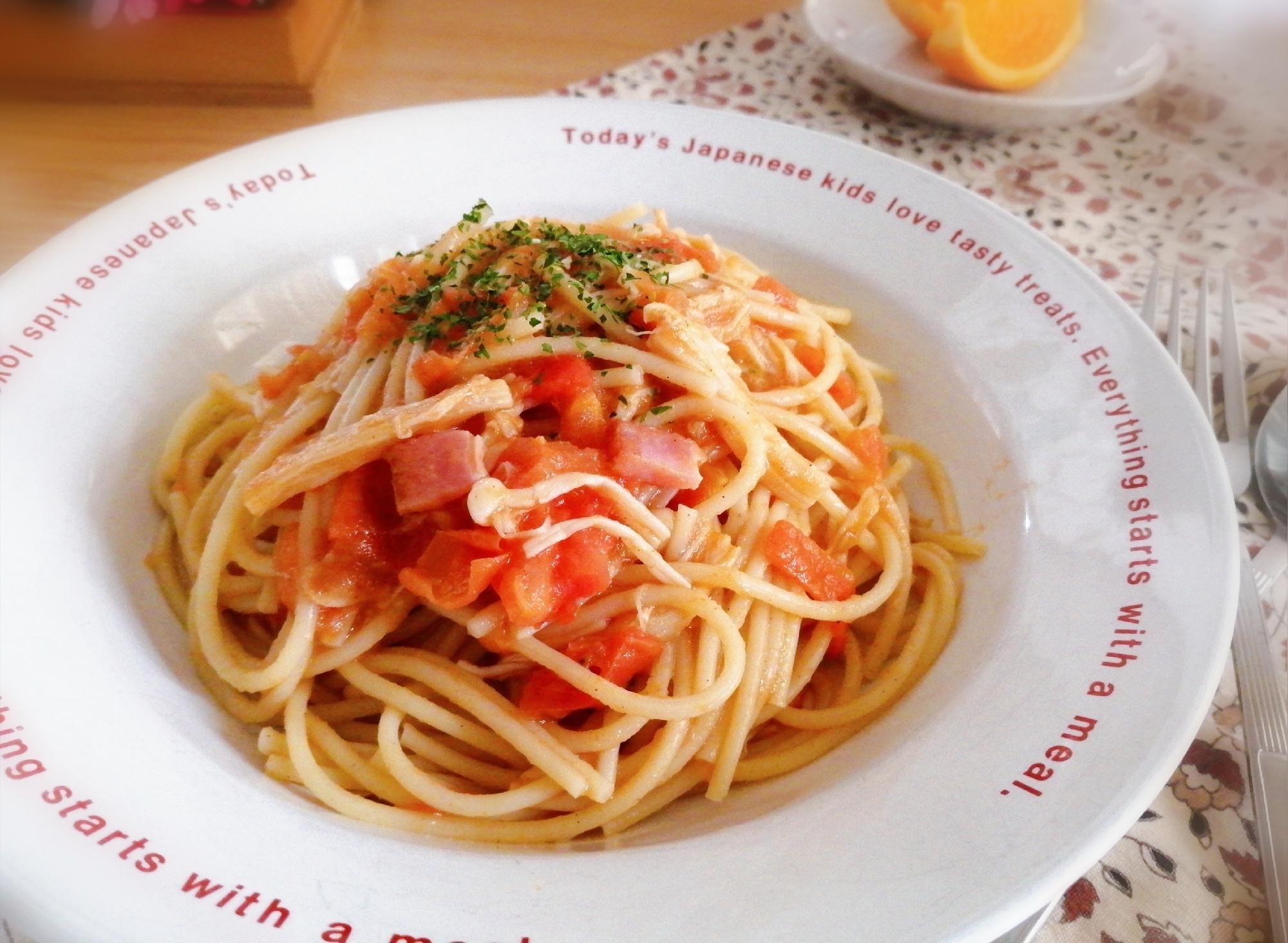 トマトとえのきとベーコンのカレー風味パスタ