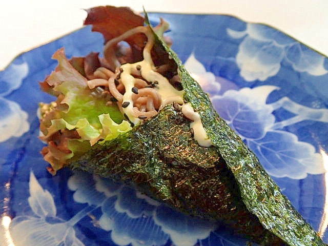 黒胡麻/マヨで サニーレタスとお蕎麦の海苔巻き