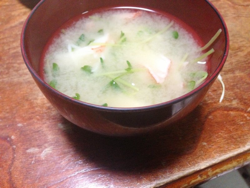 カニカマとカイワレの味噌汁