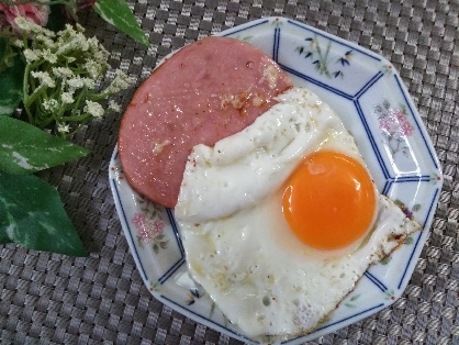 ハムマヨ目玉焼き