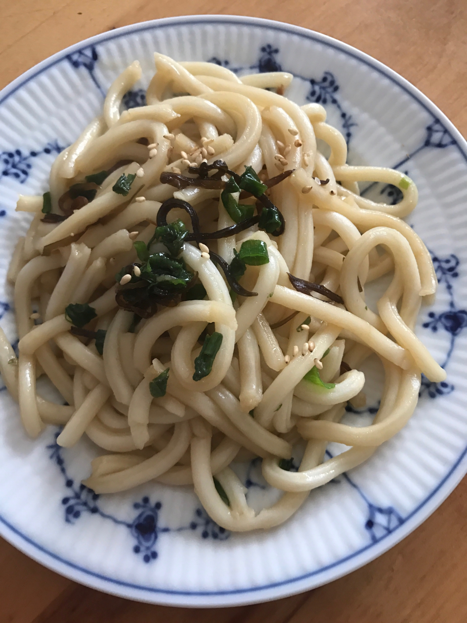 ラー油でピリッと！ネギと塩こんぶの焼きうどん