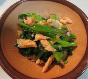 残った焼き鮭を使って簡単に！鮭と小松菜の和え物